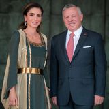 Wenn wir Bilder von Königin Rania von Jordanien sehen, sind wir immer ganz verzaubert. Heute feiert das Land seinen 73. Unabhängigkeitstag, weswegen sich das Königspaar ganz besonders in Schale geworfen hat. König Abdullah trägt einen Anzug, während Rania in einer dunkelgrünen Robe mit goldenen Verzierungen begeistert. 
