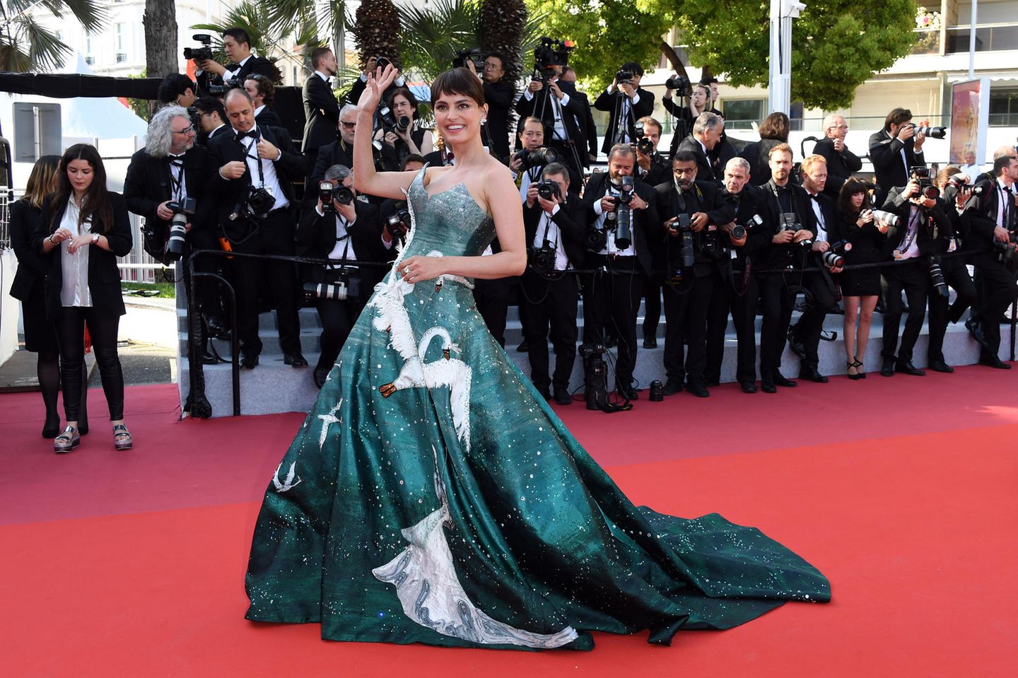 In einen wunderschönen Schwan hat sich Catrinel Marlon auf dem roten Teppich verwandelt. Ihre Couture-Robe von Gyunel gehört zu den Highlights der vergangenen Tage in Cannes.