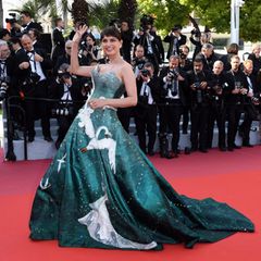 In einen wunderschönen Schwan hat sich Catrinel Marlon auf dem roten Teppich verwandelt. Ihre Couture-Robe von Gyunel gehört zu den Highlights der vergangenen Tage in Cannes.