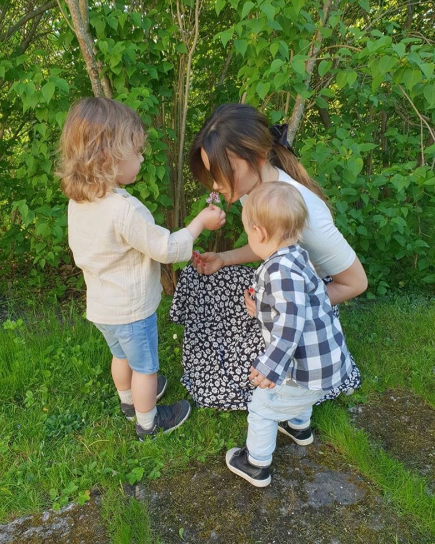 26. Mai 2019  Prinzessin Sofia genießt den Muttertag mit ihren zwei Söhnen, Prinz Alexander und Prinz Gabriel. Diese lassen Blumen sprechen und beweisen ihrer Mama mit selbstgepflückten Geschenken ihre Liebe.