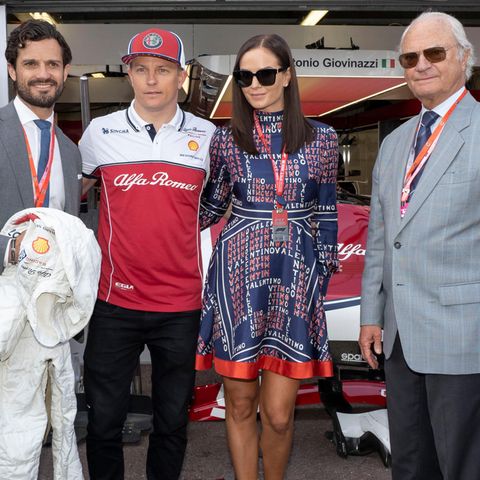 Hohen - ja sogar hoheitlichen - Besuch bekommt Kimi Räikkönen in seinem "Alfa Romeo"-Rennstall. Prinz Carl Philip und König Carl Gustaf von Schweden plaudern mit ihm und seiner Liebsten, Minttu Virtanen, ganz gelassen.