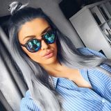 April 2016  DIe blonde Mähne ist verschwunden, das Duckface ist geblieben. Gerda Lewis probiert den Granny-Style aus und hat ihr graues Haar zu einem Half Bun gebunden. 