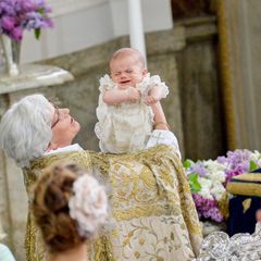 27. Mai 2016  Von Erzbischöfin Antje Jackela Weihwasser über den Kopf geträufelt zu bekommen, scheint Prinz Oscar nicht gut zu gefallen. Schwester Prinzessin Estelle schaut ganz mitfühlend auf den schreienden Täufling.