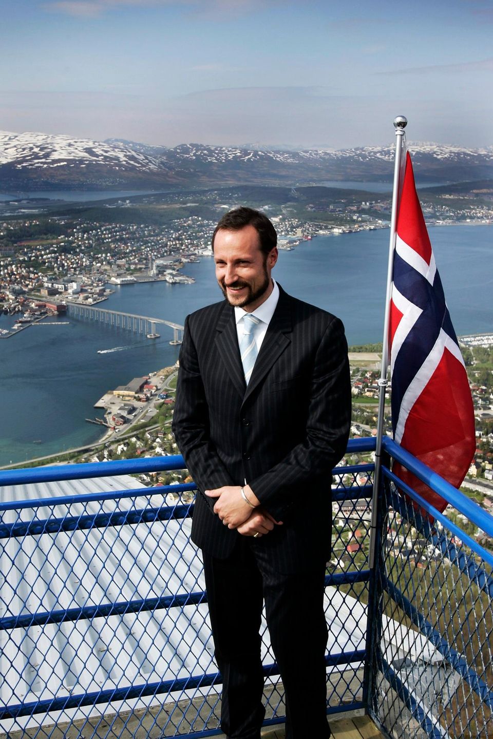 An dem Gottesdienst nimmt auch Kronprinz Haakon teil. An dem Gottesdienst nimmt auch Kronprinz Haakon teil.