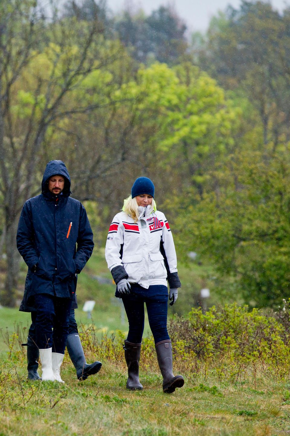 Prinz Haakon und Prinzessin Mette-Marit sind auf dem Weg zu einer Strandreinigungsaktion. Prinz Haakon und Prinzessin Mette-Marit sind auf dem Weg zu einer Strandreinigungsaktion.