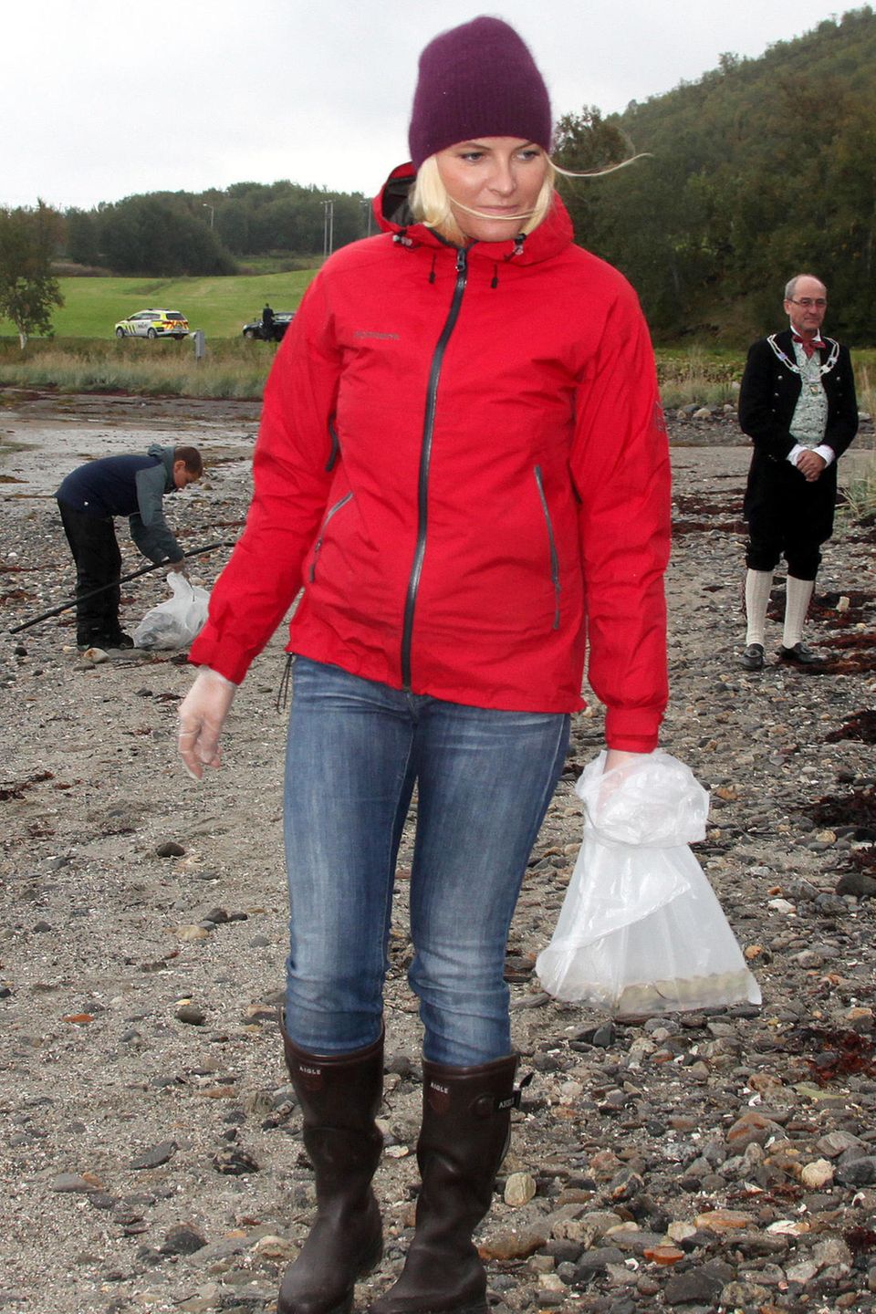 Zusammen mit einer Schulklasse sammelt Prinzessin Mette-Marit im norwegischen Bogosen Müll auf. Zusammen mit einer Schulklasse sammelt Prinzessin Mette-Marit im norwegischen Bogosen Müll auf.