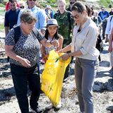 Bei ihrer Wanderung durch die Provinz Bohuslän hilft Kronprinzessin Victoria beim Müllsammeln am Strand.