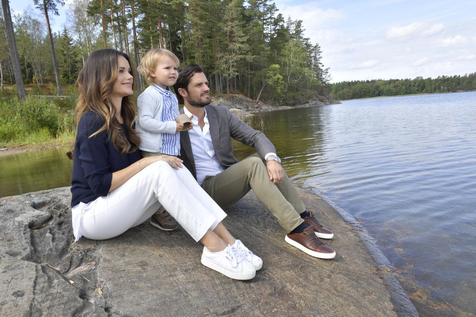 Prinzessin Sofia und Prinz Carl Philip zeigen ihrem Sohn Prinz Alexander die schützenswerte Landschaft in Södermanland, zu deren Herzog der Kleine erhoben wurde. Prinzessin Sofia und Prinz Carl Philip zeigen ihrem Sohn Prinz Alexander die schützenswerte Landschaft in Södermanland, zu deren Herzog der Kleine erhoben wurde.