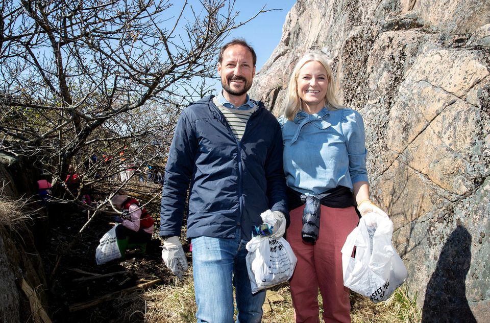 Bei der Reinigung von Risør machen Prinz Haakon und Prinzessin Mette-Marit eine gute Figur. Bei der Reinigung von Risør machen Prinz Haakon und Prinzessin Mette-Marit eine gute Figur.