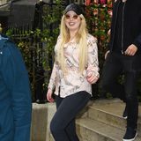 Während Stiefmutter Melania Trump aktuell durch Japan reist und einen Luxus-Look nach dem anderen trägt, zeigt sich Tiffany Trump in einem echten Schnäppchen-Teil. Sie trägt eine rosafarbene Bluse mit Knotenprint von Zara für schlappe 20 Euro. 