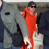 Orlando Bloom versteckt sich am Flughafen von Nizza zwar hinter einer großen, schwarzen Sonnenbrille und trägt sein Basecap tief ins Gesicht gezogen – erkannt haben ihn Paparazzi aber trotzdem. In einem knallroten Trainingsanzug und bequemen Sneakern geht es für den Hollywood-Star zum Check-in, bevor er den Heimflug zurück in die USA antreten kann.