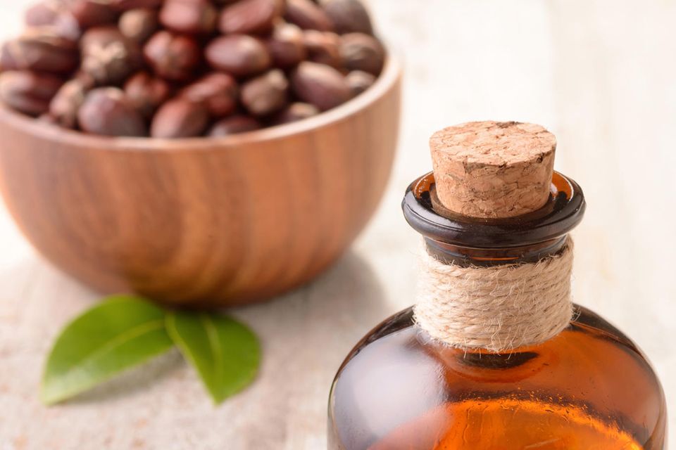 Risse im Bindegewebe: Regelmäßige Jojoba-Öl-Massagen können frische Dehnungsstreifen abschwächen Regelmäßige Jojoba-Öl-Massagen können frische Dehnungsstreifen abschwächen