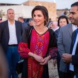 Königin Rania von Jordanien nimmt in Tafileh an "Iftar" teil, dem gemeinsamen traditionellen Fastenbrechen. Ihr farbenfrohes Maxikleid findet die perfekte Balance zwischen modisch-modern und konservativ-zurückhaltend.
