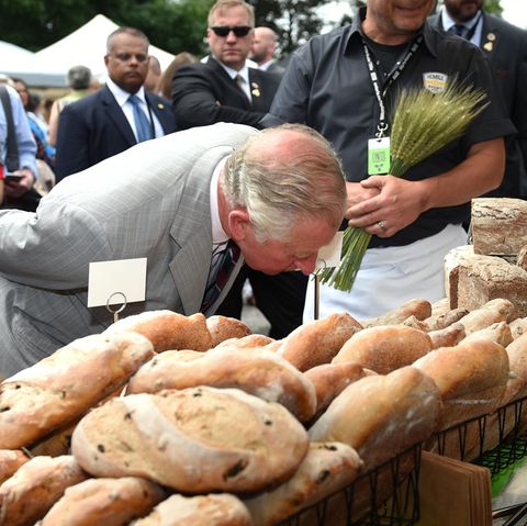 Prinz Charles begutachtet Brot