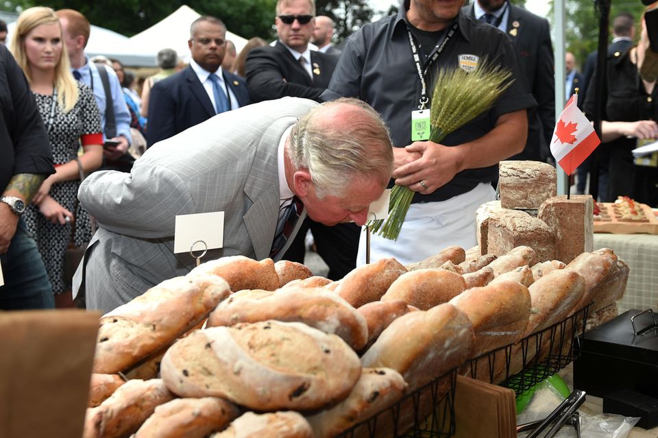 Prinz Charles begutachtet Brot