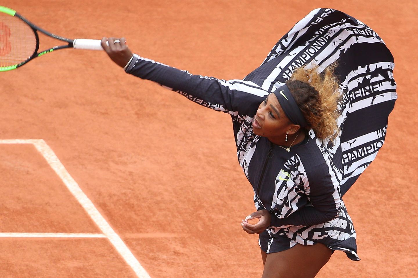 Championne, Reine, Mere - auf dem Outfit von Serena Williams liest man die französischen Worte für Champion, Königin und Mutter.