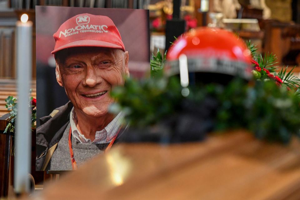 Ein aufgestelltes Foto erinnert an den legendären Rennfahrer.
