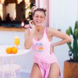 Lea Light @lealight_fitness  Wie stylst du dich für den schnellen Drink an der Poolbar?   Lea: "Ich bin ein Fan von Dr. Martens. Ich liebe den Style und die Plateausohle streckt das Bein noch mal so schön."