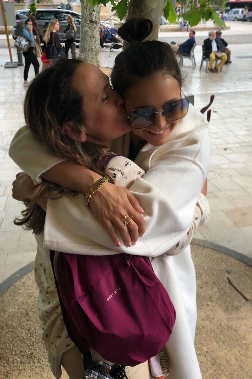 Wie süß! Nina Dobrev stattet ihrer Mutter in Frankreich einen Besuch ab und teilt auf Instagram einen schönen Schnappschuss, auf dem sich Mutter und Tochter fest umarmen.