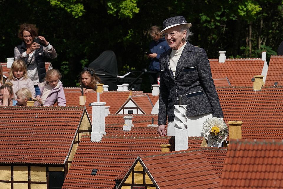 28. Mai 2019 Die Sommertour der dänischen Königin hat begonnen. Am ersten Tag ihrer Reise stattet Königin Margrethe der Miniaturstadt Kjøge-Miniby in Køge einen Besuch ab und spaziert fasziniert durch die kleine Stadt. 28. Mai 2019 Die Sommertour der dänischen Königin hat begonnen. Am ersten Tag ihrer Reise stattet Königin Margrethe der Miniaturstadt Kjøge-Miniby in Køge einen Besuch ab und spaziert fasziniert durch die kleine Stadt.