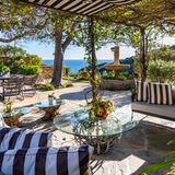 Die große Terrasse mit Blick aufs Meer und die romantische, mit Weinreben bewachsenen Pergola lädt zum Verweilen im Freien ein.