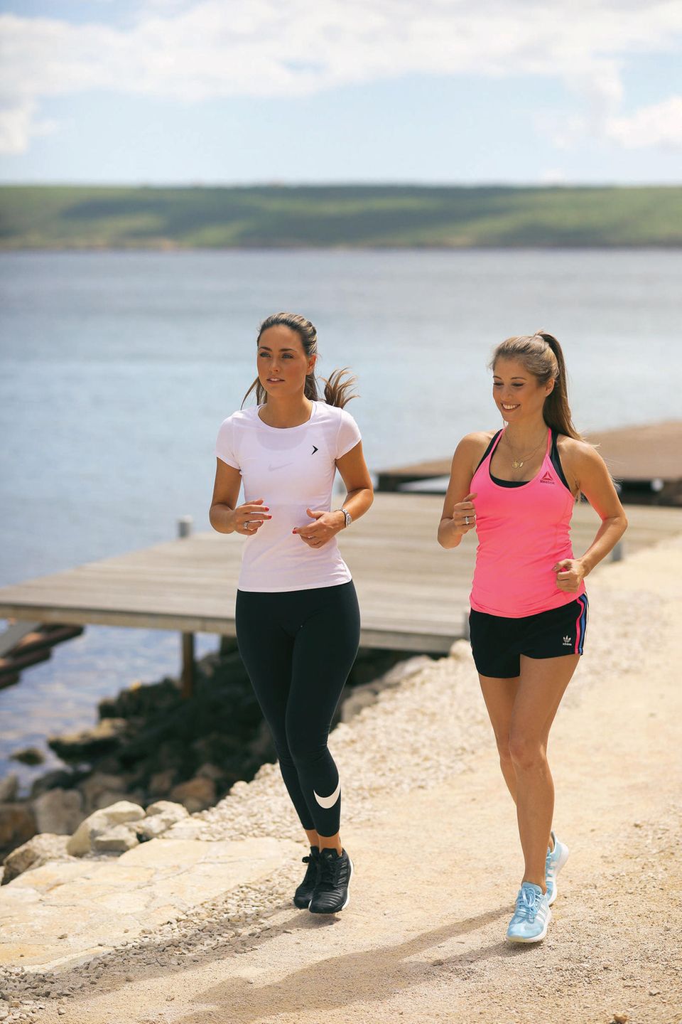 Zwillingsschwestern? Nein, aber Freundinnen mit demselben Modegeschmack. Cathy Hummels und Franca Lehfeldt beim Yoga-Retreat von eBay in Kroatien. Zwillingsschwestern? Nein, aber Freundinnen mit demselben Modegeschmack. Cathy Hummels und Franca Lehfeldt beim Yoga-Retreat von eBay in Kroatien.
