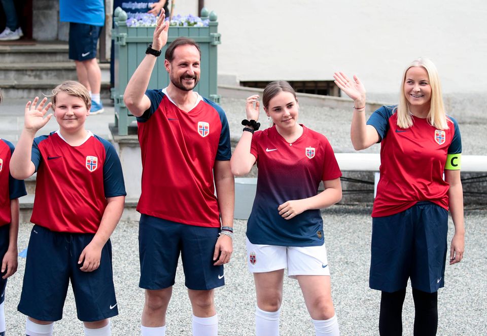 29. Mai 2019 Vor dem Anpfiff des alljährlichen Freundschaftsspiels zwischen Team Skaugum und Asker United begrüßen Prinz Sverre Magnus, Prinz Haakon, Prinzessin Ingrid Alexandra und Prinzessin Mette-Marit die Zuschauer herzlich. 29. Mai 2019 Vor dem Anpfiff des alljährlichen Freundschaftsspiels zwischen Team Skaugum und Asker United begrüßen Prinz Sverre Magnus, Prinz Haakon, Prinzessin Ingrid Alexandra und Prinzessin Mette-Marit die Zuschauer herzlich.