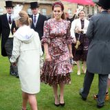 Bei der Royal Garden Party im Buckingham Palast ist Prinzessin Beatrice definitiv die schönste Blüte. Sie glänzt in einem floral gemusterten Seidenkleid des Labels "The Vampire's Wife" für rund 1.700 Euro. Doch dazu kombiniert sie ein wirklich erschwingliches Accessoires ... 