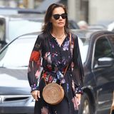 Zu einem wirklich eleganten Maxi-Dress wählt Katie Holmes eher lässige Accessoires. Sie schlüpft in bequeme Pantoletten und setzt sich eine echt coole Sonnenbrille auf. Das Highlight: ihre runde Rattan-Tasche, die 2019 voll im Trend ist!