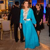 Für einen märchenhaften Auftritt sorgt Königin Rania in Jordanien. Ihr hellblaues Seidenkleid erinnert an die Figur der Prinzessin Jasmin aus Disney's Aladdin und steht der 48-Jährigen ausgezeichnet! Hellgraue Pumps und dieses besonders Detail runden ihren Look perfekt ab ...