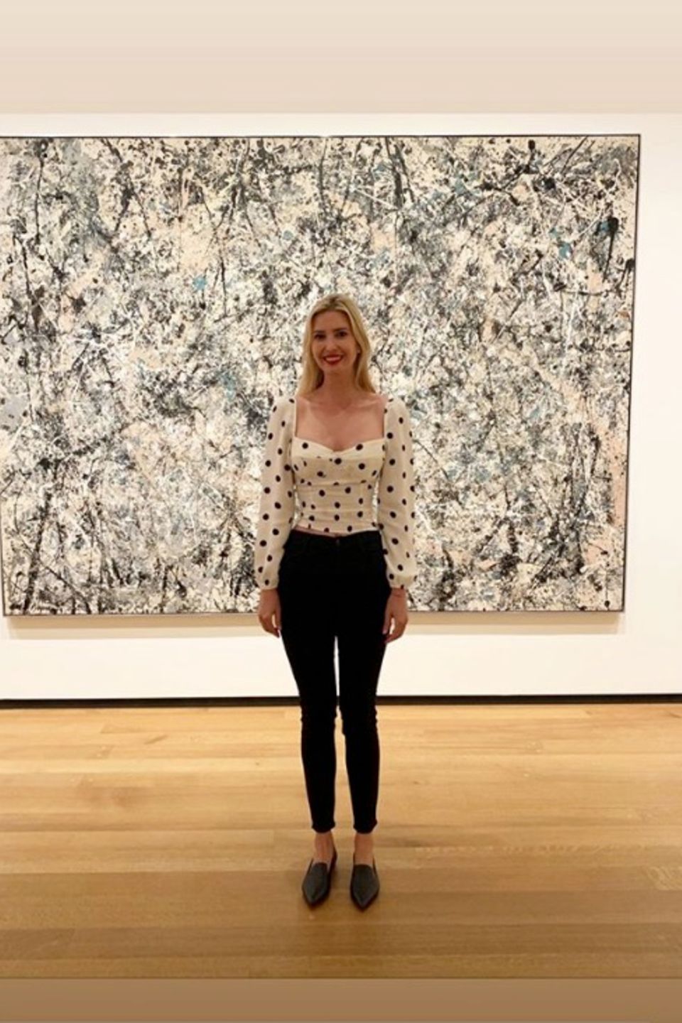 Vor einem Kunstwerk von Pollock in der National Gallery of Art verschmilzt Ivanka Trump fast mit dem Hintergrund. Ihr Polka-Dot-Oberteil passt sich den wilden Pinselstrichen des Malers hervorragend an. Vor einem Kunstwerk von Pollock in der National Gallery of Art verschmilzt Ivanka Trump fast mit dem Hintergrund. Ihr Polka-Dot-Oberteil passt sich den wilden Pinselstrichen des Malers hervorragend an.