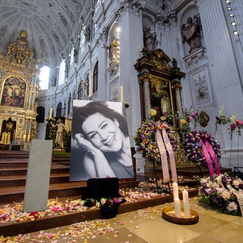 Mit farbenfrohen Blüten und prächtigen Trauerkränzen ist die Kirche für die Trauerfeier geschmückt.