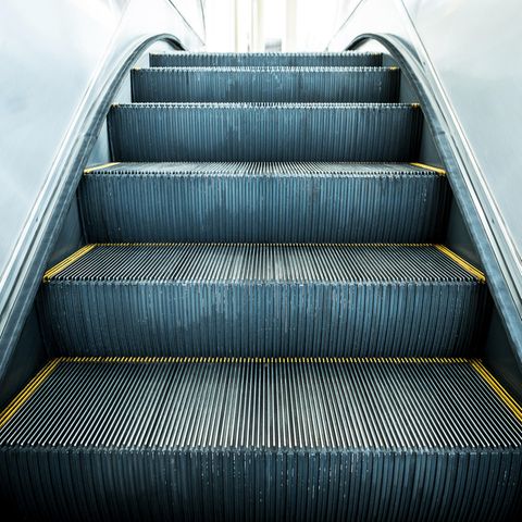 Das Rollentreppen-Rätsel  Wie viele Stufen hat eine Rolltreppe? Sie möchten die Anzahl der Stufen einer Rolltreppe bestimmen, also die Anzahl der Stufen, die Sie gehen müssten, wenn die Rolltreppe nicht in Bewegung wäre.  Dafür gehen Sie die Rolltreppe, die gerade hochfährt hinauf. Gehen Sie die Rolltreppe nun in Fahrtrichtung hinauf, zählen Sie 60 Stufen. Oben drehen Sie um und gehen die Rolltreppen entgegen der Laufrichtung hinunter. Dabei zählen Sie 90 Stufen.  Wie viele Stufen würden Sie also gehen, wenn die Rolltreppe stillstehen würde?  Die Lösung gibt es im nächsten Bild.