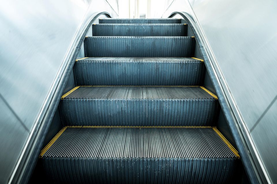 Das Rollentreppen-Rätsel  Wie viele Stufen hat eine Rolltreppe? Sie möchten die Anzahl der Stufen einer Rolltreppe bestimmen, also die Anzahl der Stufen, die Sie gehen müssten, wenn die Rolltreppe nicht in Bewegung wäre.  Dafür gehen Sie die Rolltreppe, die gerade hochfährt hinauf. Gehen Sie die Rolltreppe nun in Fahrtrichtung hinauf, zählen Sie 60 Stufen. Oben drehen Sie um und gehen die Rolltreppen entgegen der Laufrichtung hinunter. Dabei zählen Sie 90 Stufen.  Wie viele Stufen würden Sie also gehen, wenn die Rolltreppe stillstehen würde?  Die Lösung gibt es im nächsten Bild.