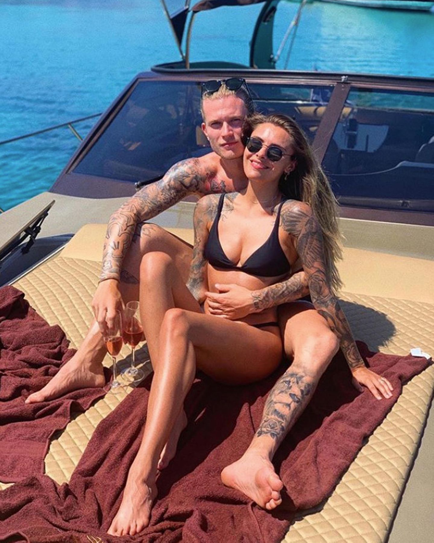 31. Mai 2019  "Twins on holidays" betitelt Sophia Thomalla dieses sonnige Pärchenfoto von sich und ihrem Liebsten Loris Karius. Die beiden Verliebten verbringen derzeit ihren Urlaub auf Mykonos und genießen ihre gemeinsame Zeit auf einem Luxusboot.