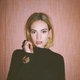 Lily James - die reale Cinderella - hat ihr Prinzessinnenhaar zu einem Bob kürzen lassen, der ihr ganz wunderbar steht. Kinnlang und vorne etwas länger als hinten - damit liegt sie 2019 voll im Trend.