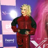 X-Tina is back! Keine Frage, die Mode der 00er-Jahre feiert aktuell ein Comeback. Mit diesem Outfit begibt sich Christina Aguilera allerdings auf eine modische Zeitreise, die sie hätte besser nicht antreten sollen. 