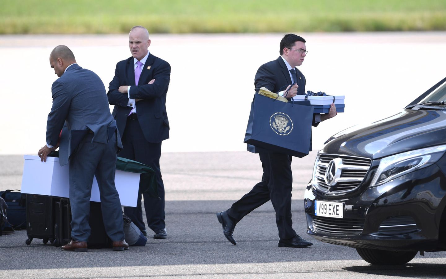 Mitarbeiter laden Sachen aus der Air Force One nach der Landung von Donald Trump in London