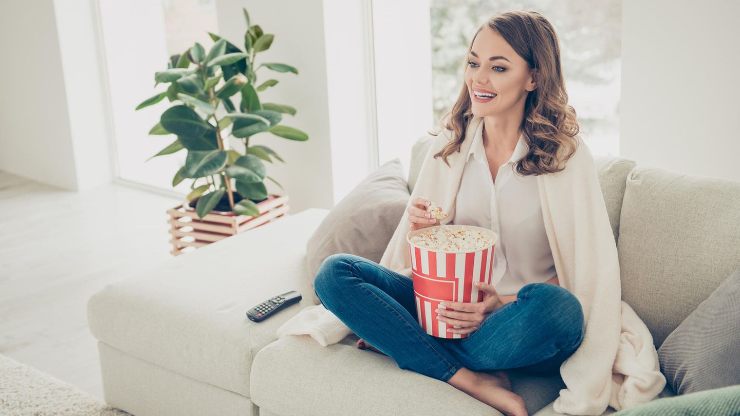 Junges Mädchen masturbiert auf dem Sofa Junges Mädchen masturbiert auf dem Sofa