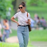Sonntags im Central Park: Katie Holmes schlendert ganz gemütlich durchs Grüne. Da muss auch der Look passen. Der Weltstar schlüpft in eine ganz simple Kombination aus weißem Shirt und Mom-Jeans. Mit Sonnenbrille auf der Nase fällt sie so überhaupt nicht auf und kann einen "normalen" Tag genießen.