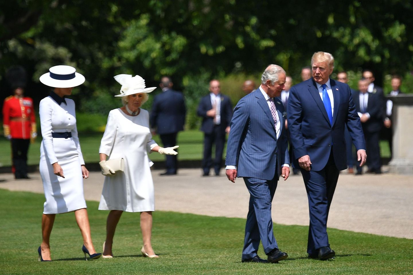 Melania Trump und Herzogin Camilla, davor Prinz Charles und Donald Trump