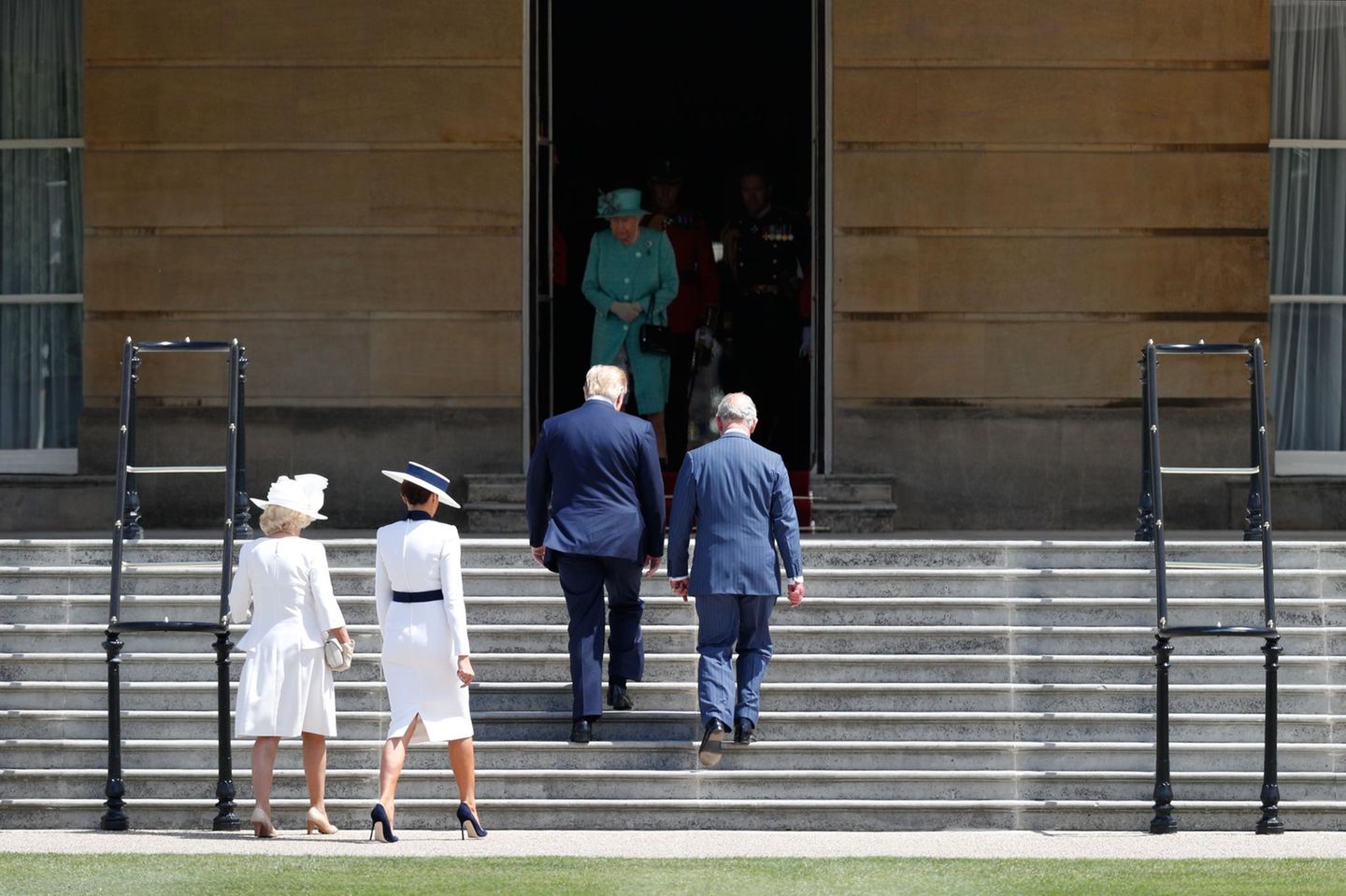 Vorne: Herzogin Camilla und Melania Trump. Mitte: Donald Trump und Prinz Charles. Hinten: Queen Elizabeth 