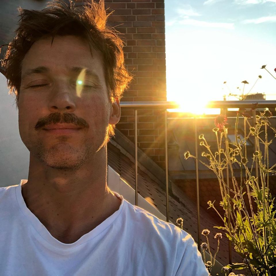 2. Juni 2019 Florian David Fitz genießt den herrlichen Sommertag. Zu dem schönen Schnappschuss auf Instagram schreibt der Schauspieler: "Endlich Sommer. #keinfiltermehrnötig #auchsoschön" – Recht hat er!