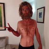 Mit einer 50-Kalorien-Diät bereitet sich Chris Hemsworth in 2015 auf seinen Film "Im Herzen der See" vor und verliert dabei einige Kilos an Muskeln. Auf einem seiner Instagram-Fotos ist er schließlich kaum wiederzuerkennen.