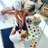 19. April 2019  Storm Keating bringt Söhnchen Cooper auf spielerische Art das Alphabet bei. Auch der Familienmops scheint mitlernen zu wollen.