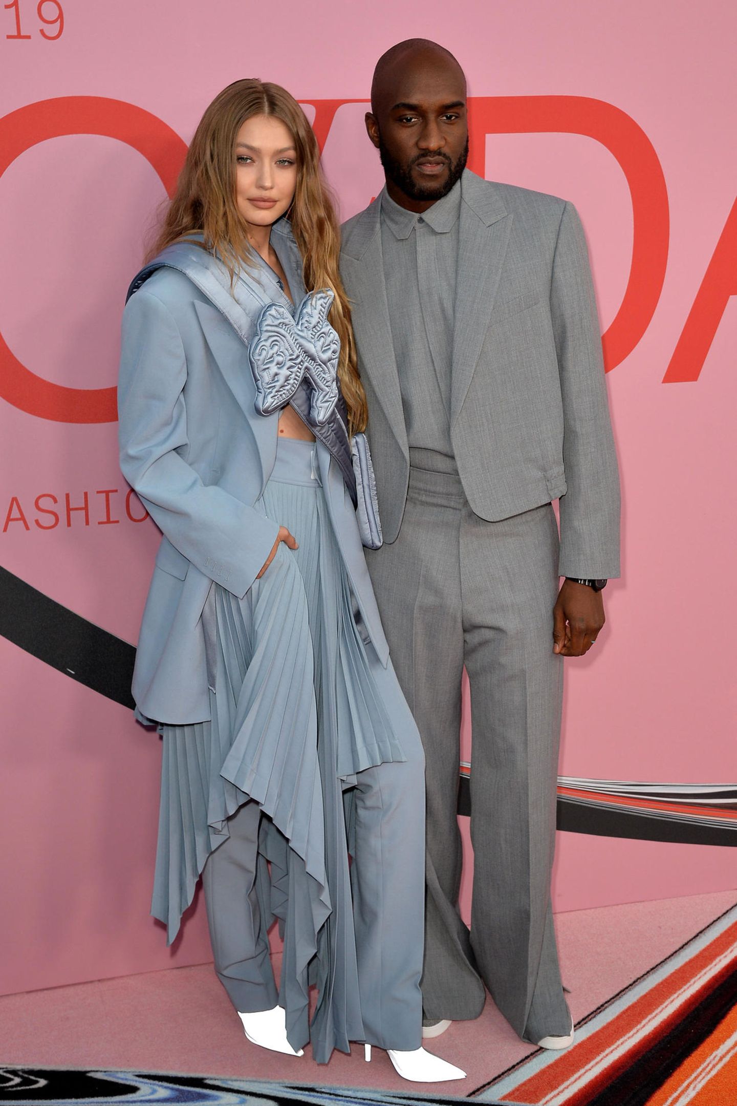 Topmodel Gigi Hadid und Virgil Abloh, der Menswear-Designer von Louis Vuitton,  geben in ihren konstruierten Outfits ein stylisches Red-Carpet-Paar ab.