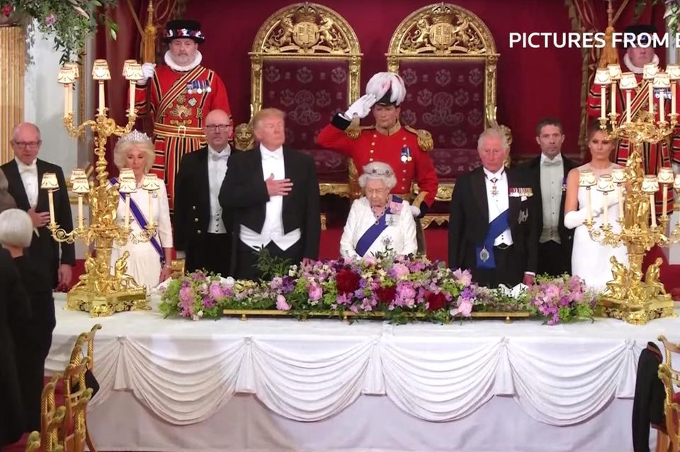 Queen Elizabeth + Donald Trump: Die Sitzordnung (v.l.n.r.): Woody Johnson (US-Botschafter in London), Herzogin Camilla, Donald Trump, Queen Elizabeth, Prinz Charles, Melania Trump, Norman Fowler (Sprecher House of Lords im Parlament) Die Sitzordnung (v.l.n.r.): Woody Johnson (US-Botschafter in London), Herzogin Camilla, Donald Trump, Queen Elizabeth, Prinz Charles, Melania Trump, Norman Fowler (Sprecher House of Lords im Parlament)