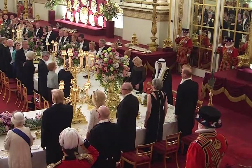 So saßen die Royals (v.l.n.r.): Melania Trump, Prinz Charles, Queen Elizabeth, Herzogin Camilla, Woody Johnson, Theresa May, Prinz William