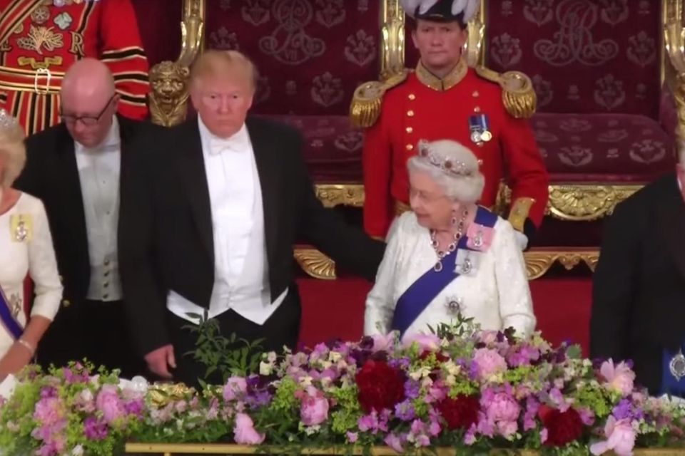 Donald Trump fasst Queen Elizabeth an den Rücken.