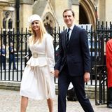 Ivanka Trump und Ehemann Jared Kushner auf dem Weg zu einer Tour durch Westminster Abbey, im Rahmen des Sta​atsbesuchs von US-Präsidenten Donald Trump und First Lady Melania in Großbritannien. In einem weißen Ensemble von Designerin Alexandra Rich, für umgerechnet rund 3.300 Euro, versprüht Ivanka 80ies-Glamour. Im Gegensatz zu ihrer Robe für das am Abend stattfindende Staatsbankett ist dieser Look allerdings fast ein Schnäppchen ...